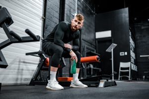 Jak trenować na siłowni, aby zwiększyć swoją moc i wytrzymałość?